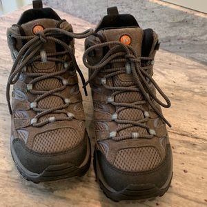 Merell Moab 2 Mid Hiking Boot, Women’s size 9. NWOT never worn!